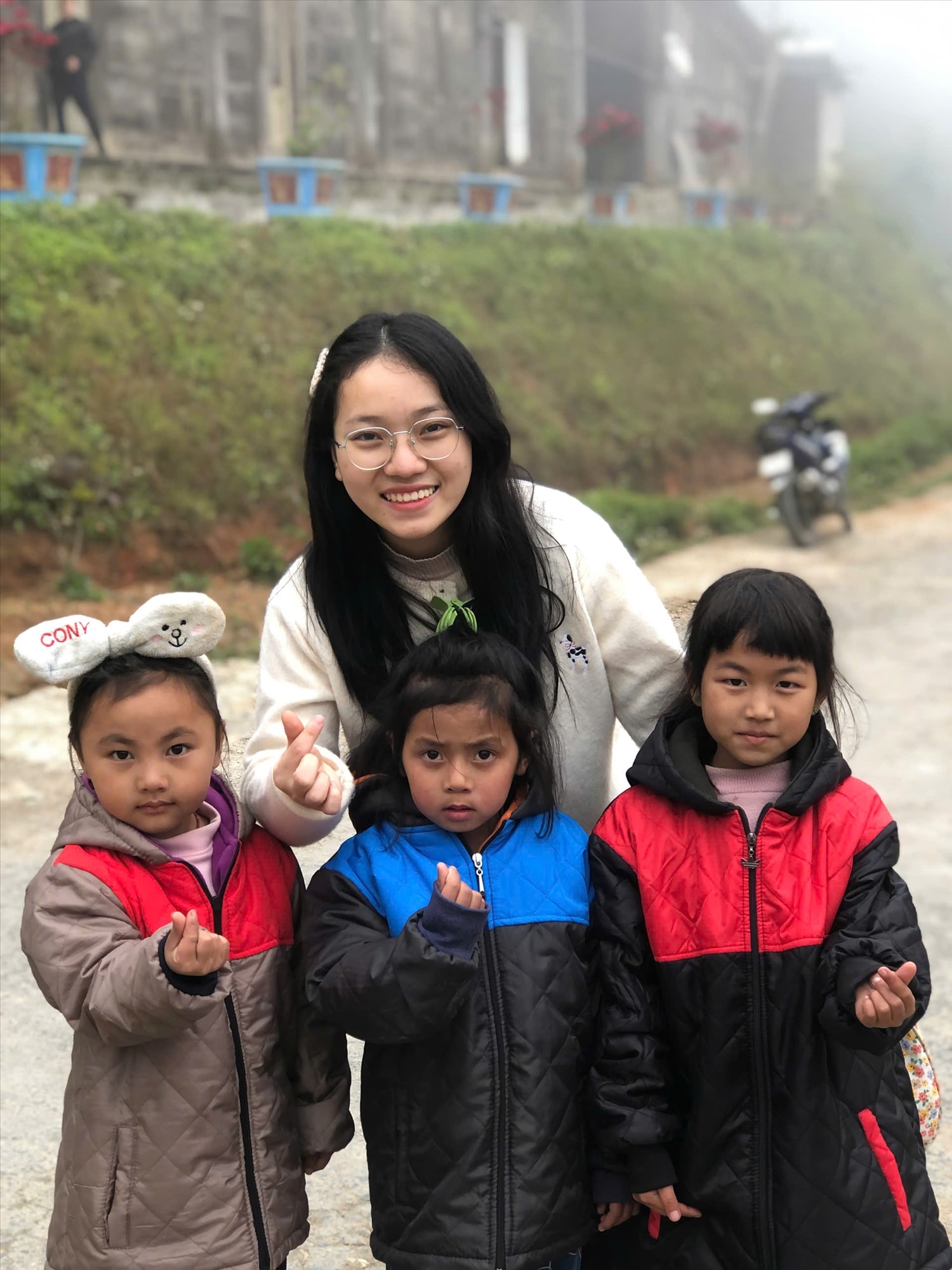 Trong những nỗ lực phát triển cộng đồng, Giang đã kêu gọi, hỗ trợ hàng trăm áo ấm cho học sinh tại Trường PTDTBT Tiểu học và THC Tây Sơn - Ảnh: NVCC