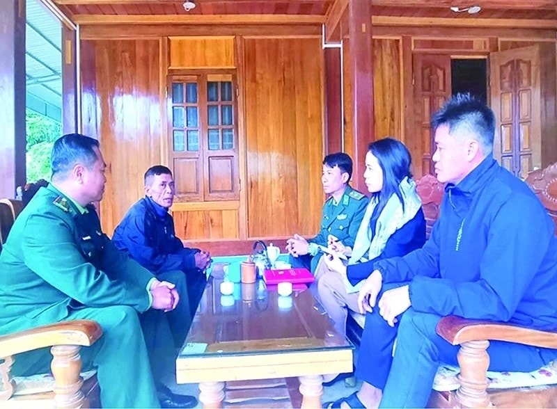 Cán bộ Đồn Biên phòng Tam Thanh, ban quản lý bản Piềng Khóe thăm gia đình ông Hà Văn Thoan, Người có uy tín của bản.