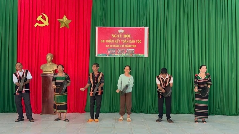 Người dân bon Bu Prăng 1 biểu diễn tiết mục cồng chiêng trong Ngày hội Đại đoàn kết
