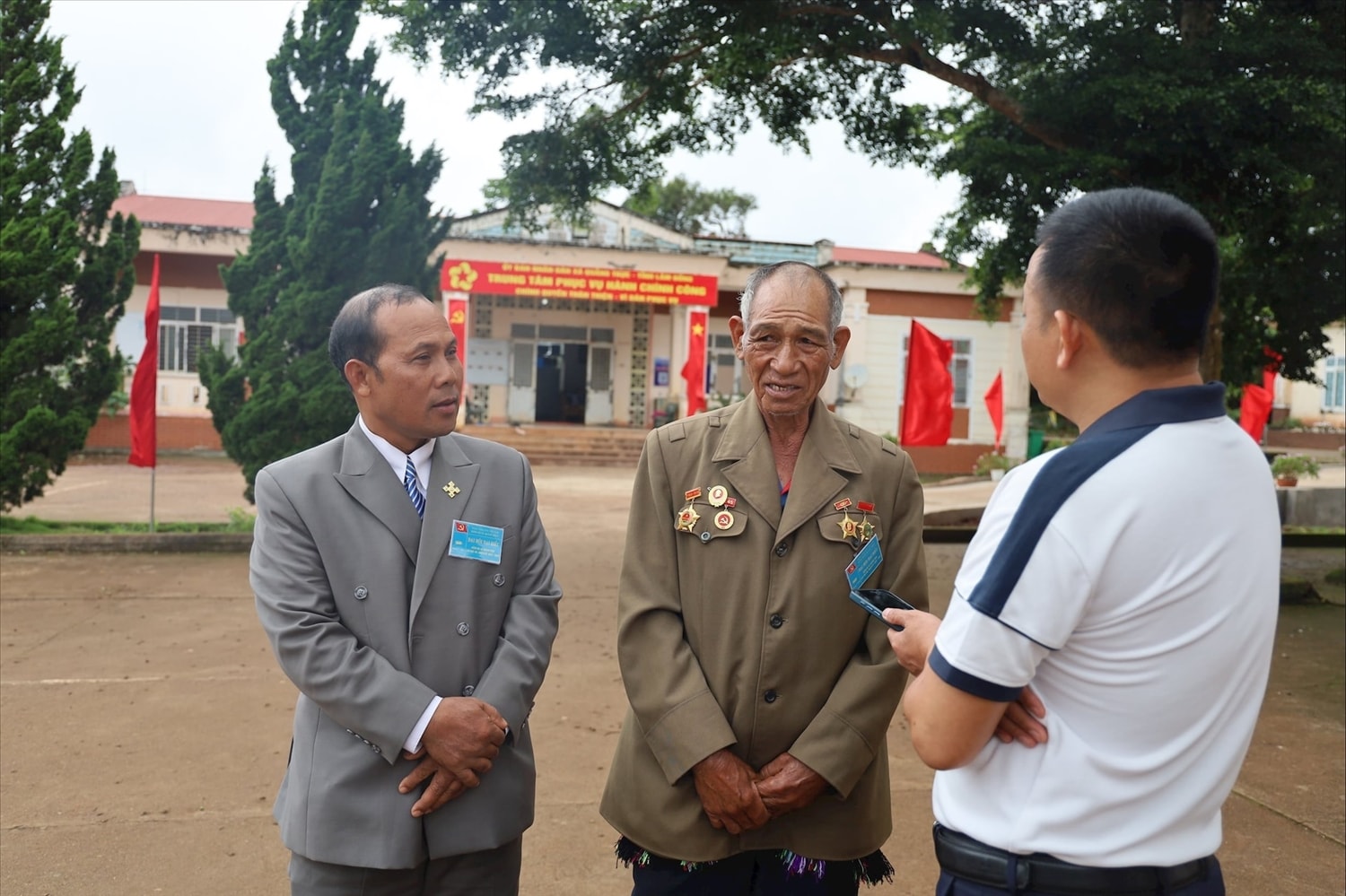 Già làng Điểu Lé (ngoài cùng bên trái) thường xuyên gặp gỡ, trao đổi với các già làng, người uy tín khác để phối hợp và nâng cao hiệu quả tuyên truyền đến bà con