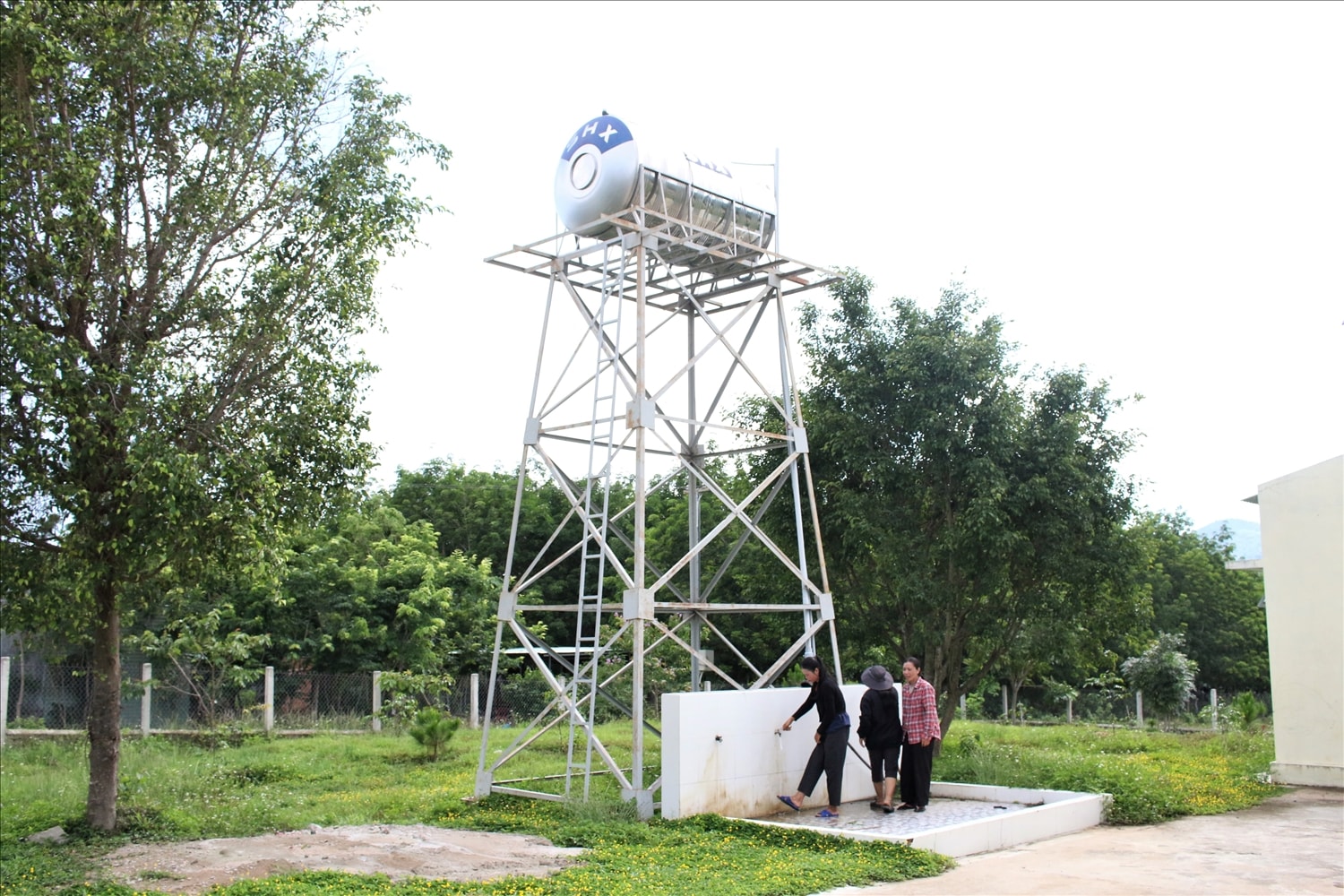 Ngoài việc hỗ trợ sinh kế, xã Đăk Rơ Wa còn đầu tư cơ sở hạ tầng thiết yếu, phục vụ sản xuất, đời sống của Nhân dân. (Ảnh: Ngọc Chí)