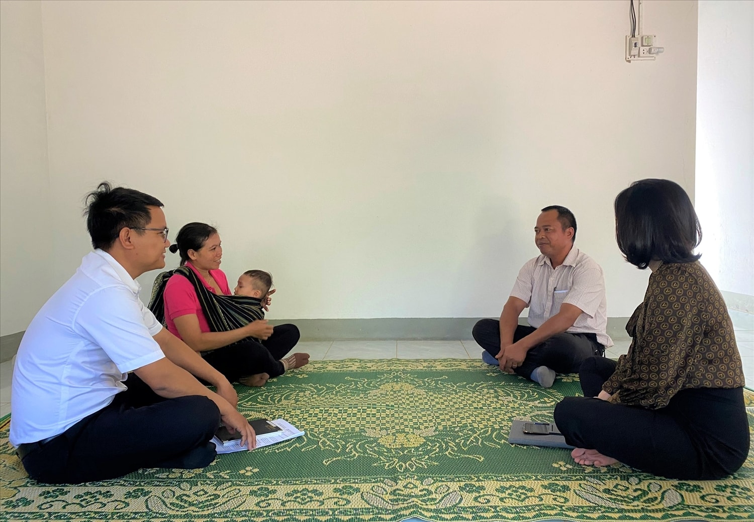 Xã Đăk Rơ Wa tiếp tục tăng cường công tác tuyên truyền, vận động để các hộ nghèo, cận nghèo nâng cao ý thức, tự lực vươn lên thoát nghèo. (Ảnh: Ngọc Chí)