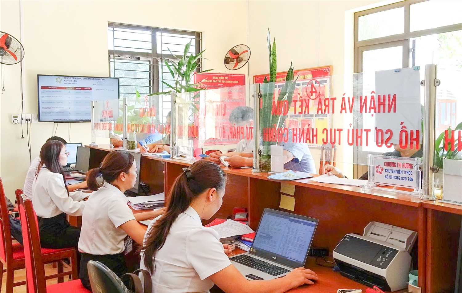 Từ 1/7 - 30/11/2025, Trung tâm Phục vụ hành chính công xã Việt Lâm đã tiếp nhận và xử lý gần 1500 hồ sơ thuộc nhiều lĩnh vực như hộ tịch, chứng thực, chính sách xã hội