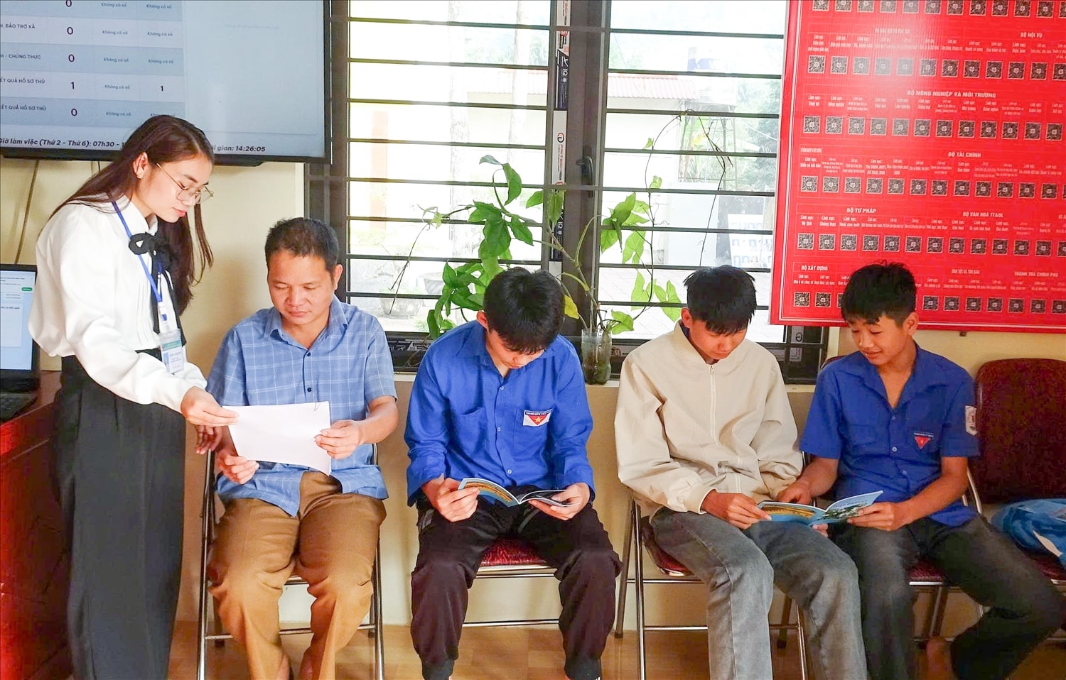 Tại khu vực tiếp đón, người dân sẽ được lực lượng đoàn viên thanh niên cũng tham gia hỗ trợ, nhất là với những trường hợp chưa quen thao tác trên các dịch vụ công trực tuyến