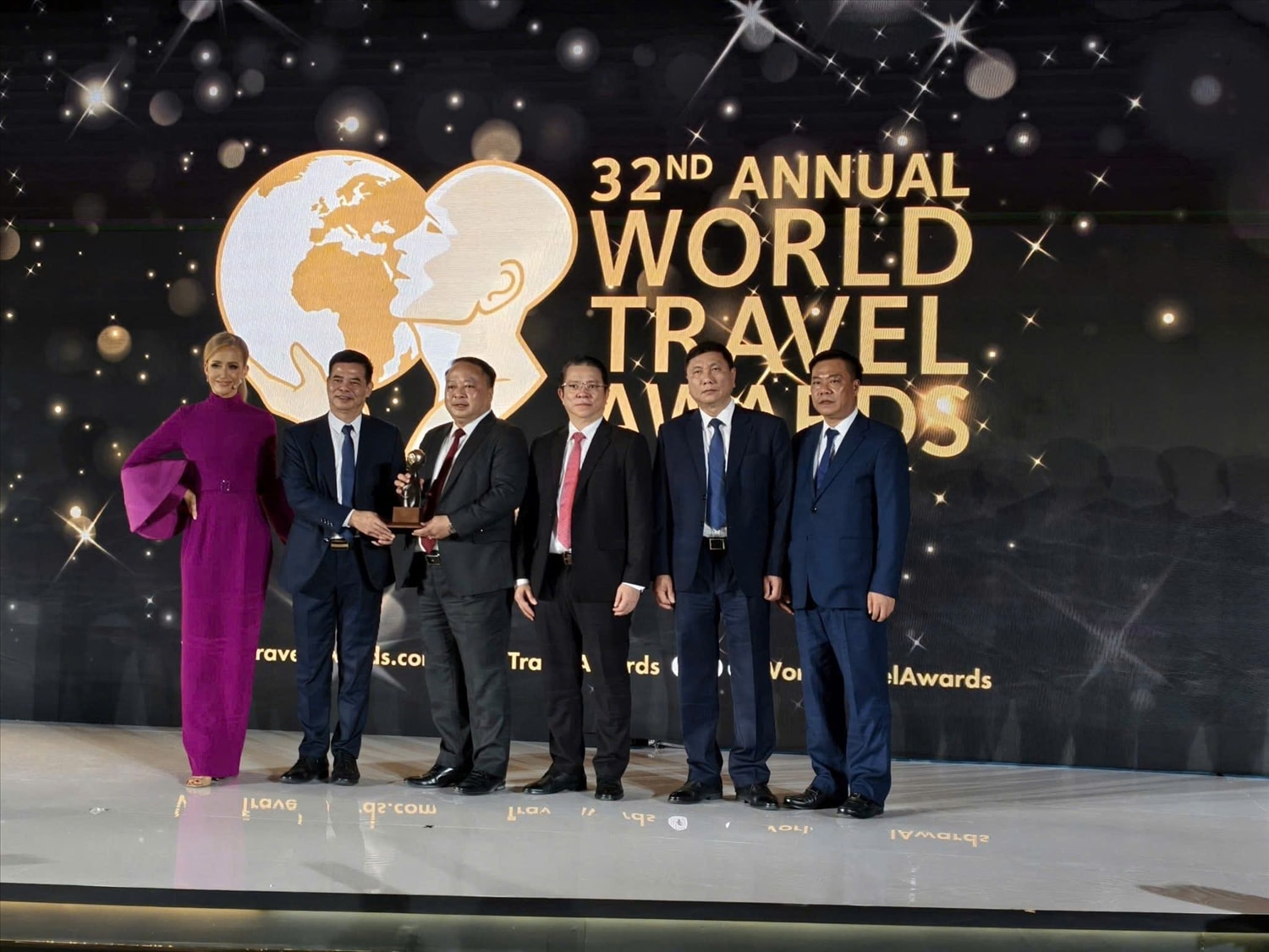WTA công bố và trao cúp chiến thắng cho hạng mục: “Công viên địa chất toàn cầu UNESCO Cao nguyên đá Đồng Văn, Tuyên Quang, Việt Nam – Điểm đến văn hóa hàng đầu thế giới 2025”