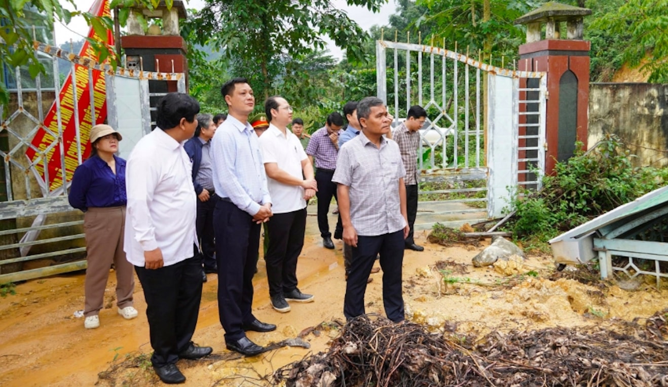 Ông Hồ Văn Niên, Bí thư Tỉnh uỷ Quảng Ngãi kiểm tra tình hình thực tế sạt lở tại Trại Y Tế Trà Xinh,  xã tây Trà. (Ảnh: T.T)