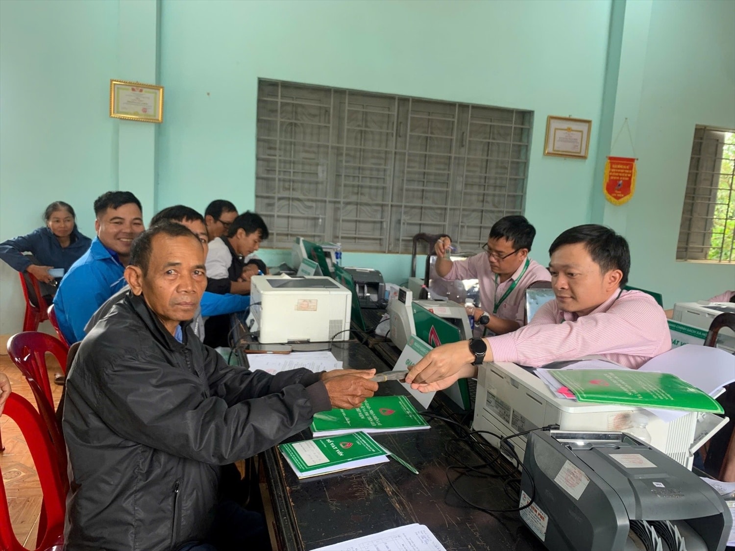 Ông Y Sam, Bon A3 được giải ngân tại Điểm giao dịch Đắk Song (Lâm Đồng)