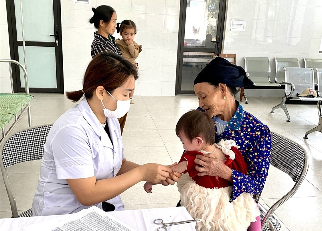 Cán bộ y tế xã Sơn Điện chăm sóc sức khỏe và tuyên truyền dinh dưỡng cho gia đình có trẻ nhỏ 