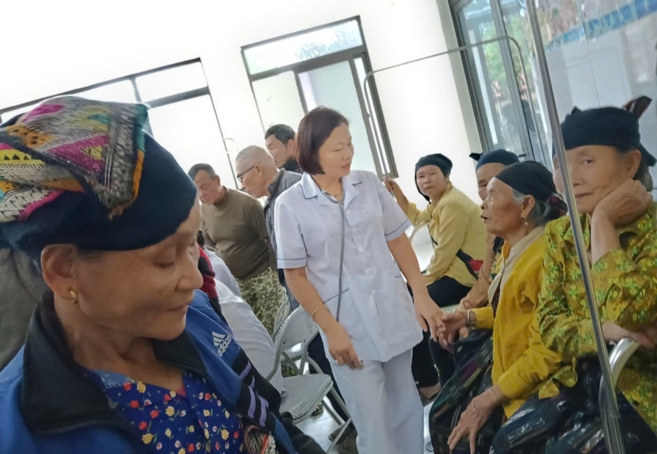 Cán bộ Trạm Y tế xã Sơn Điện thăm khám sức khỏe định kỳ cho người dân các bản vùng cao.