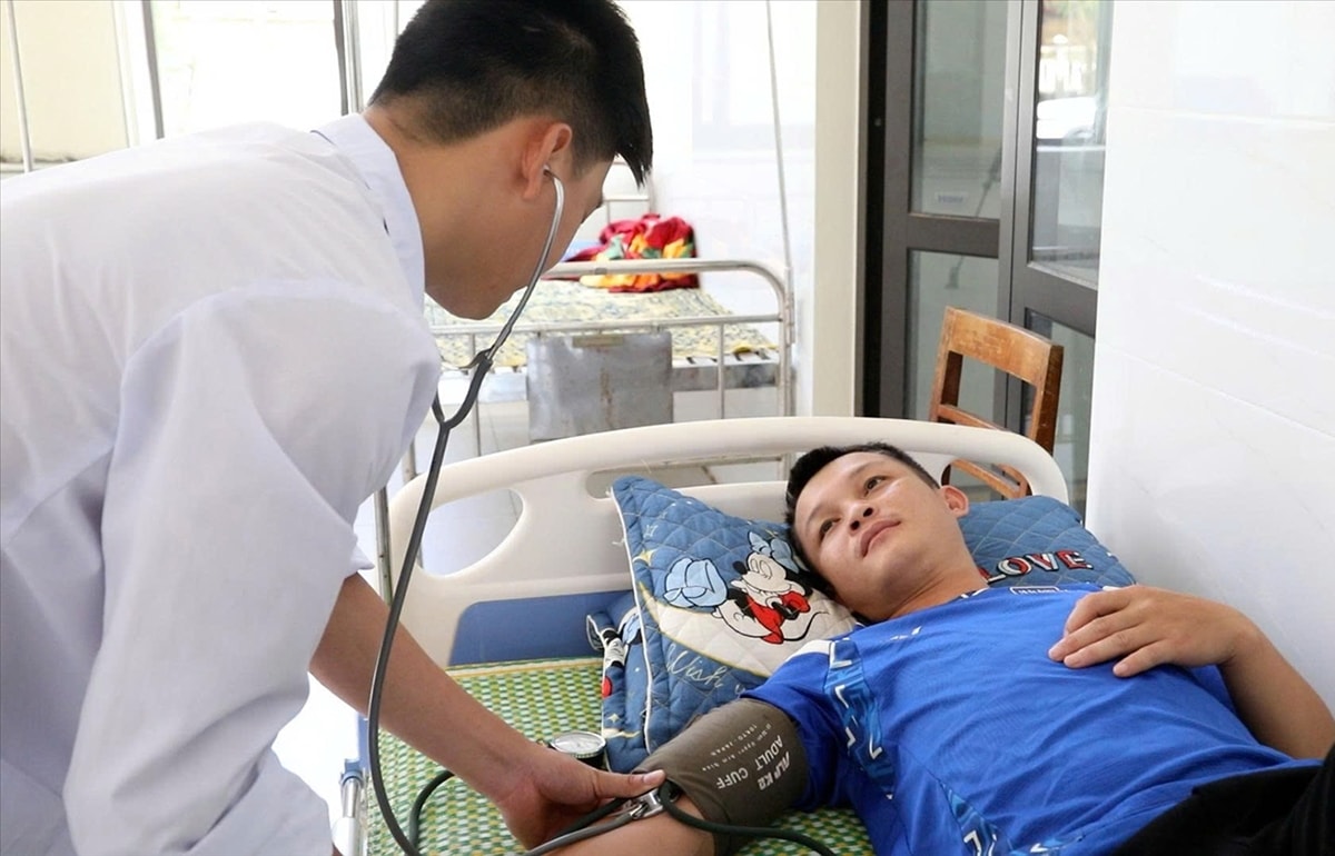 Cán bộ Trạm Y tế xã Sơn Điện khám sức khỏe cho người dân 