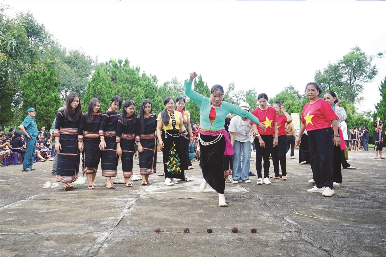 Người dân ở các làng, tổ dân phố xã Ia Grai phấn khởi giao lưu văn hóa các dân tộc