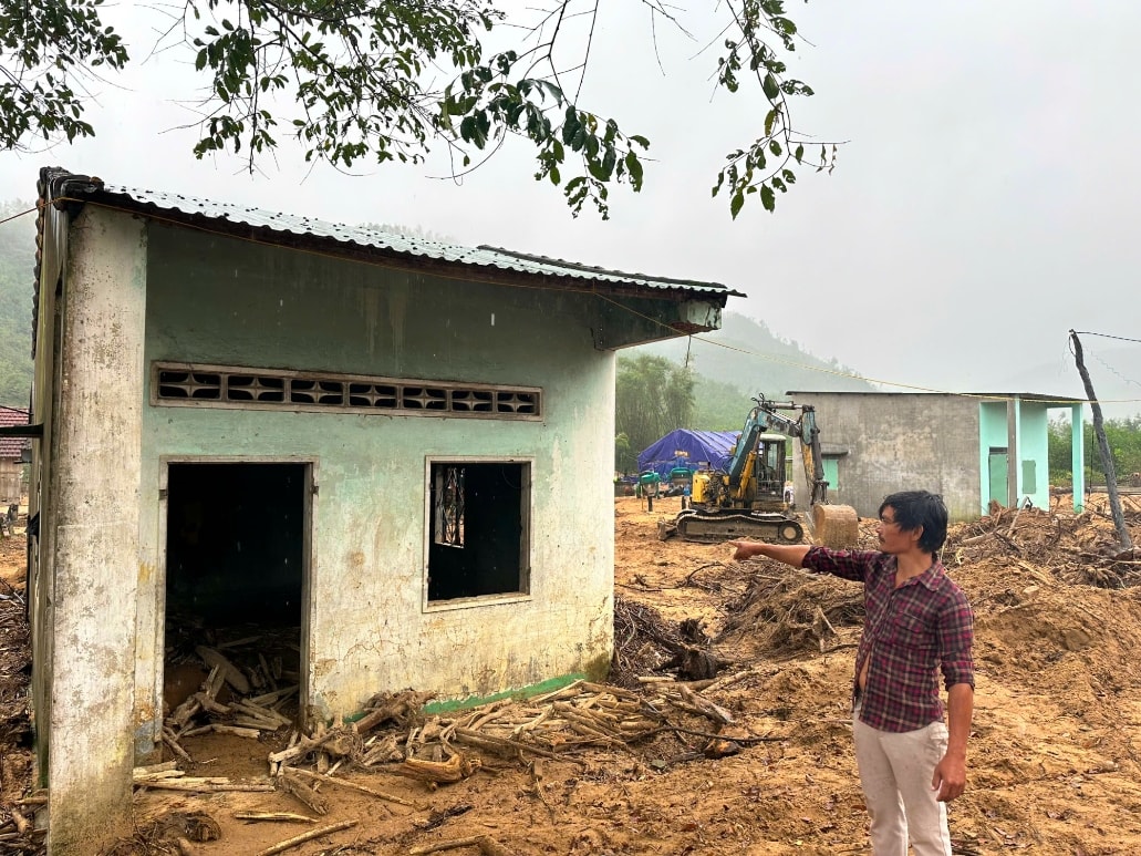 Đợt bão lũ vừa qua làm một lượng lớn đất, đá tràn vào làm hư hỏng nhiều nhà dân ở làng Kà Te. (Ảnh: C.H)