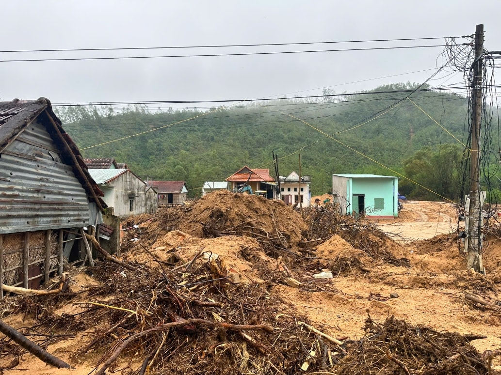Đến thời điểm hiện tại, làng Kà Te vẫm còn ngổn ngang bùn đất. (Ảnh: C.H)