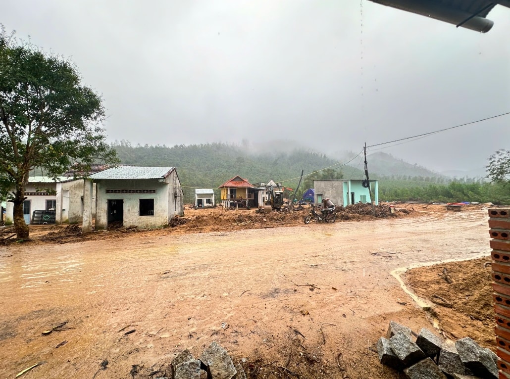 Nhiều hộ dân làng Kà Te sống trong vùng có nguy cơ sạt lở núi. (Ảnh: C.H)