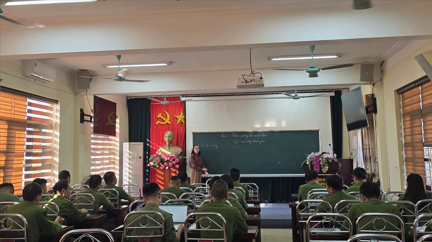 Lớp bồi dưỡng tiếng Dao Thanh Phán, Dao Thanh Y cho cán bộ, chiến sỹ công an tỉnh Quảng Ninh năm 2025. Ảnh: Mỹ Dung