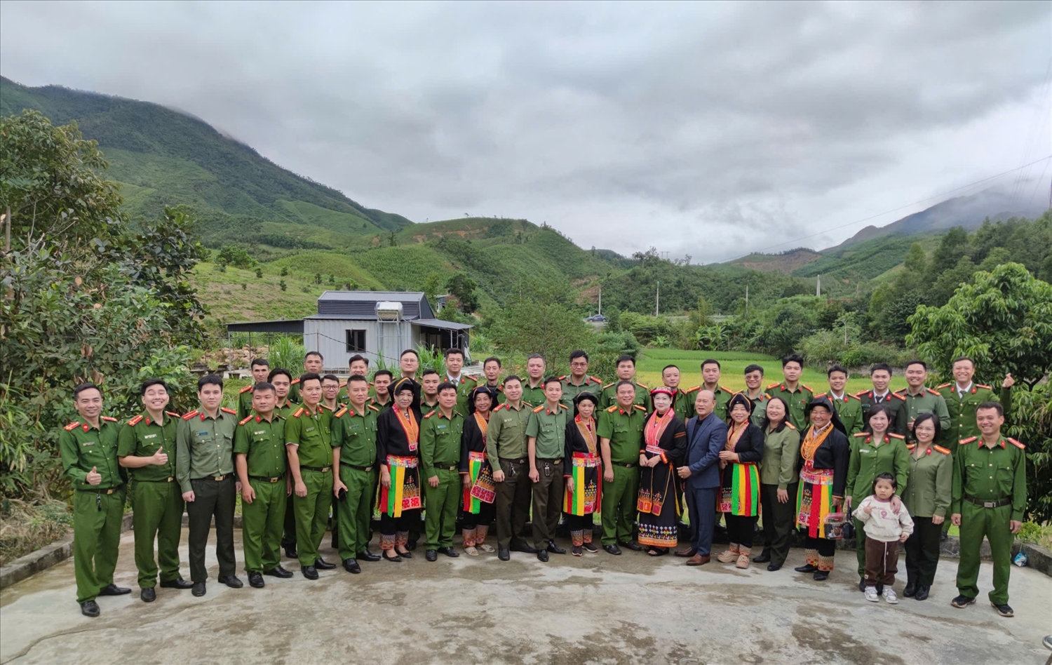 Việc học để thành thạo tiếng dân tộc giúp cán bộ và chiến sỹ gắn bó, gần gũi với nhau hơn. Ảnh: Mỹ Dung