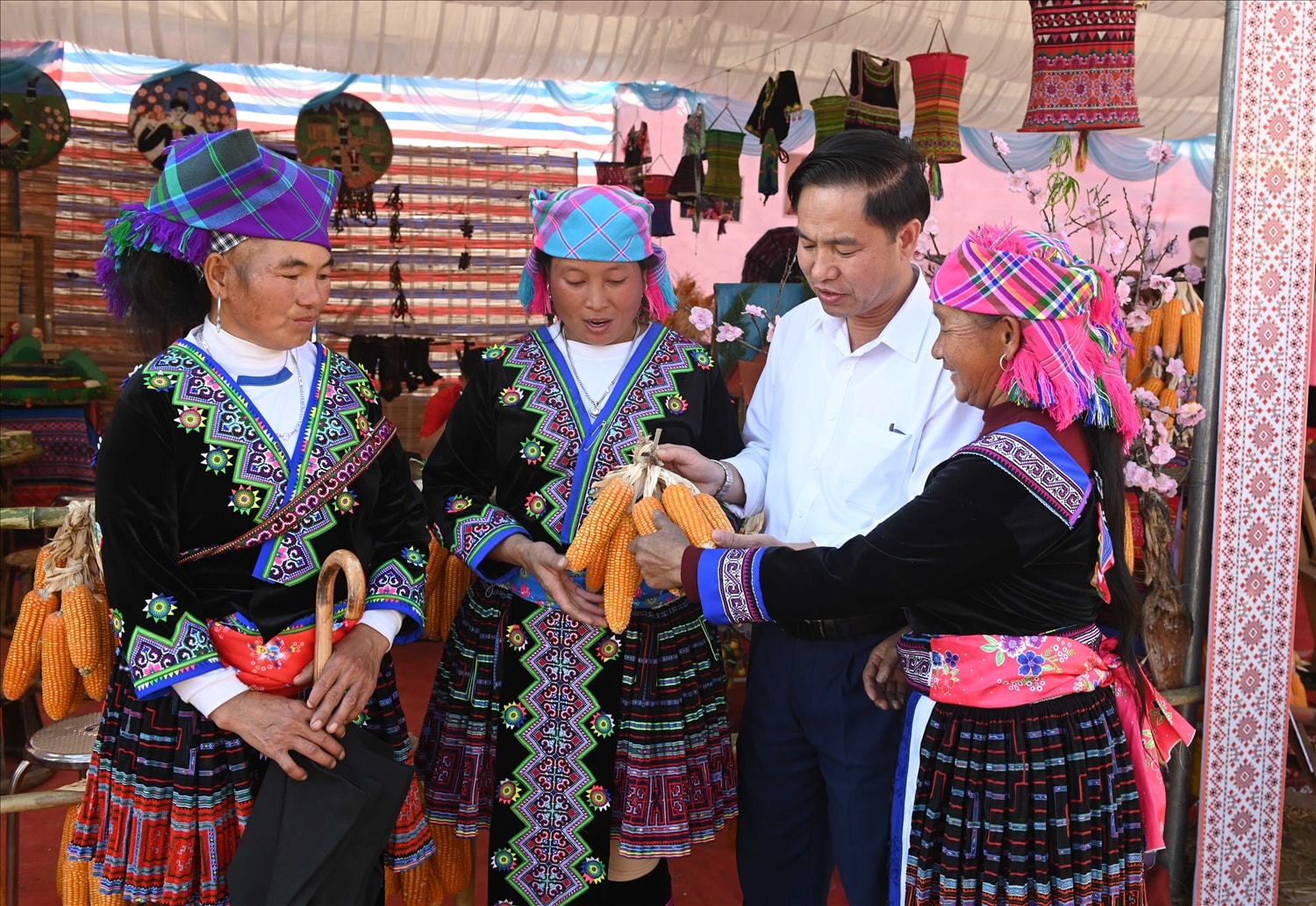 Không gian văn hóa của lễ hội thu hút đông đảo đại biểu và du khách ghé thăm, trải nghiệm.