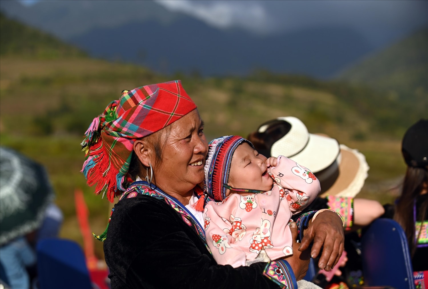 “Chờ một năm nay rồi, háo hức, mong chờ lắm vó ngựa Pu Ta Leng”, chia sẻ của bà Hảng Thị Xe, bản Thèn Pả, xã Sin Suối Hồ khi bế cháu đi xem hội.
