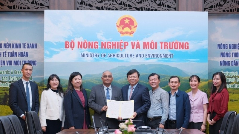 Thứ trưởng Nông nghiệp và Môi trường Nguyễn Hoàng Hiệp tiếp nhận thư xác nhận viện trợ chính thức từ phía ADB (Ảnh NDO)