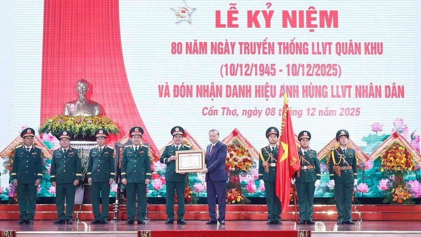 Tổng Bí thư Tô Lâm - Bí thư Quân ủy Trung ương trao Danh hiệu Anh hùng Lực lượng vũ trang Nhân dân tặng Quân khu 9. (Ảnh: Thống Nhất/TTXVN) 