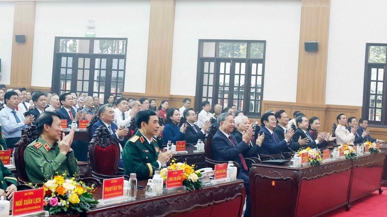 Tổng Bí thư Tô Lâm, các đại biểu dự Lễ kỷ niệm 80 năm Ngày truyền thống lực lượng vũ trang Quân khu 9. (Ảnh: Thống Nhất/TTXVN) 