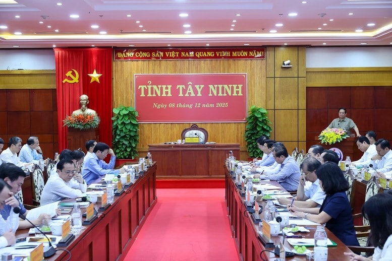 Thủ tướng lưu ý tỉnh Tây Ninh đẩy mạnh phát triển nhà ở xã hội, quan tâm người yếu thế, trẻ mồ côi, gia đình có công với cách mạng - Ảnh: VGP/Nhật Bắc