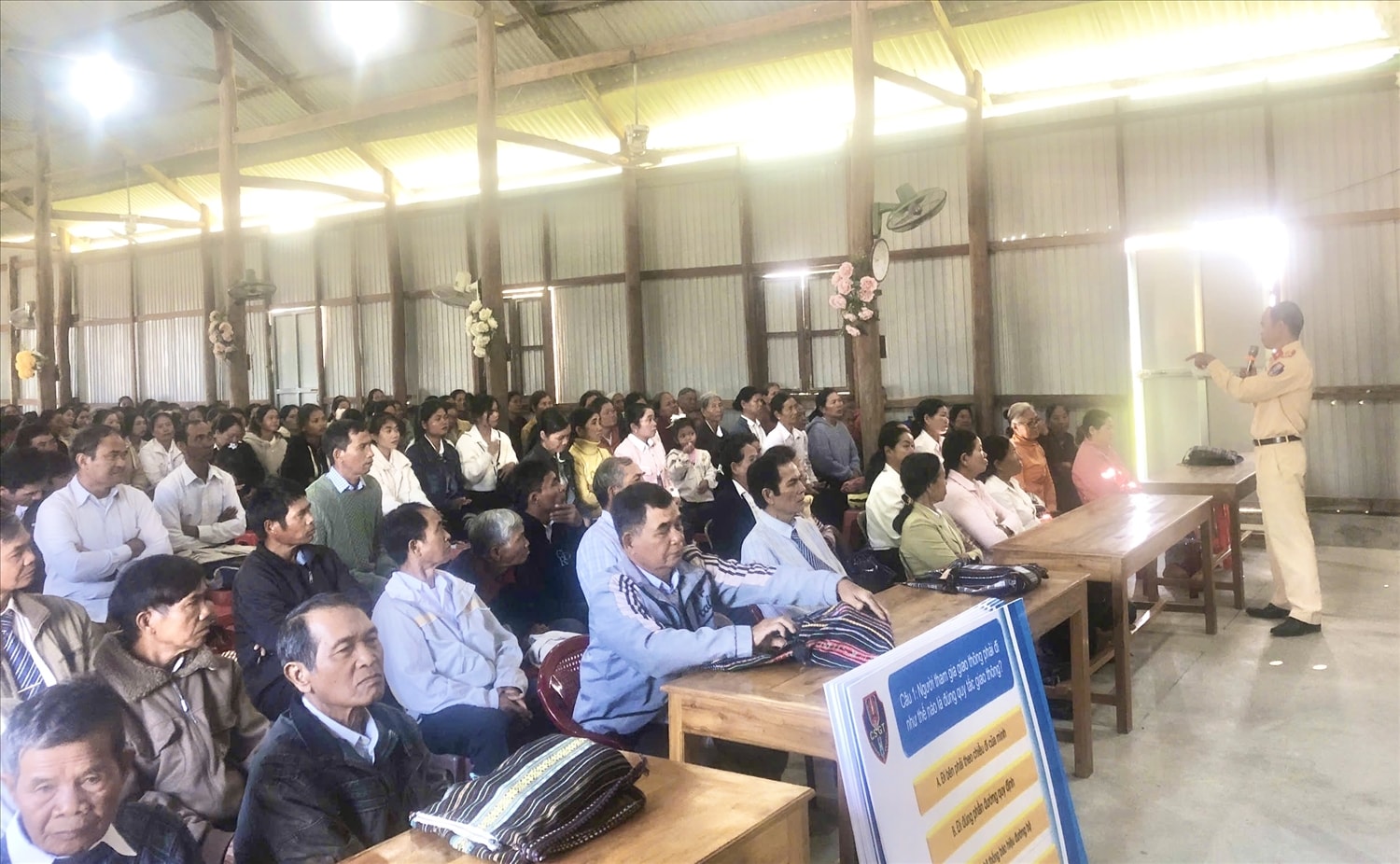 Cán bộ Đội CSGT đường bộ số 1 tuyên truyền, phổ biến và truyền đạt những nội dung cơ bản của Luật trật tự, an toàn giao thông cho các tín đồ đạo Tin lành