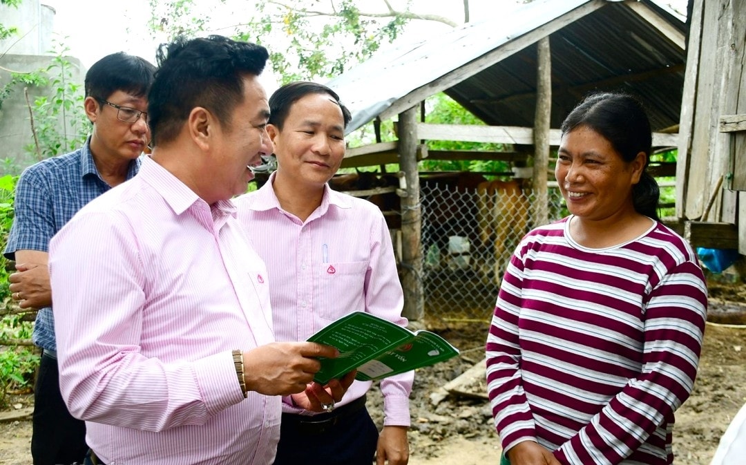 Phó Tổng Giám đốc Ngân hàng CSXH Huỳnh Văn Thuận và các thành viên trong đoàn giám sát đến thăm gia đình chị Kpắ Hờ Mân, một hộ vay vốn tín dụng chính sách ở thôn Kiến Thiết, xã Suối Trai.