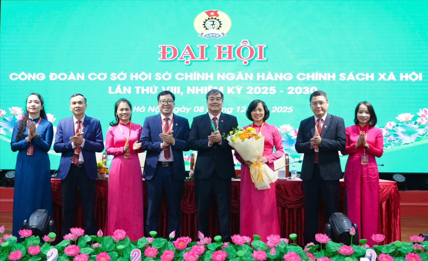 Lãnh đạo NHCSXH chúc mừng BCH Công đoàn cơ sở Hội sở chính nhiệm kỳ 2025 - 2030