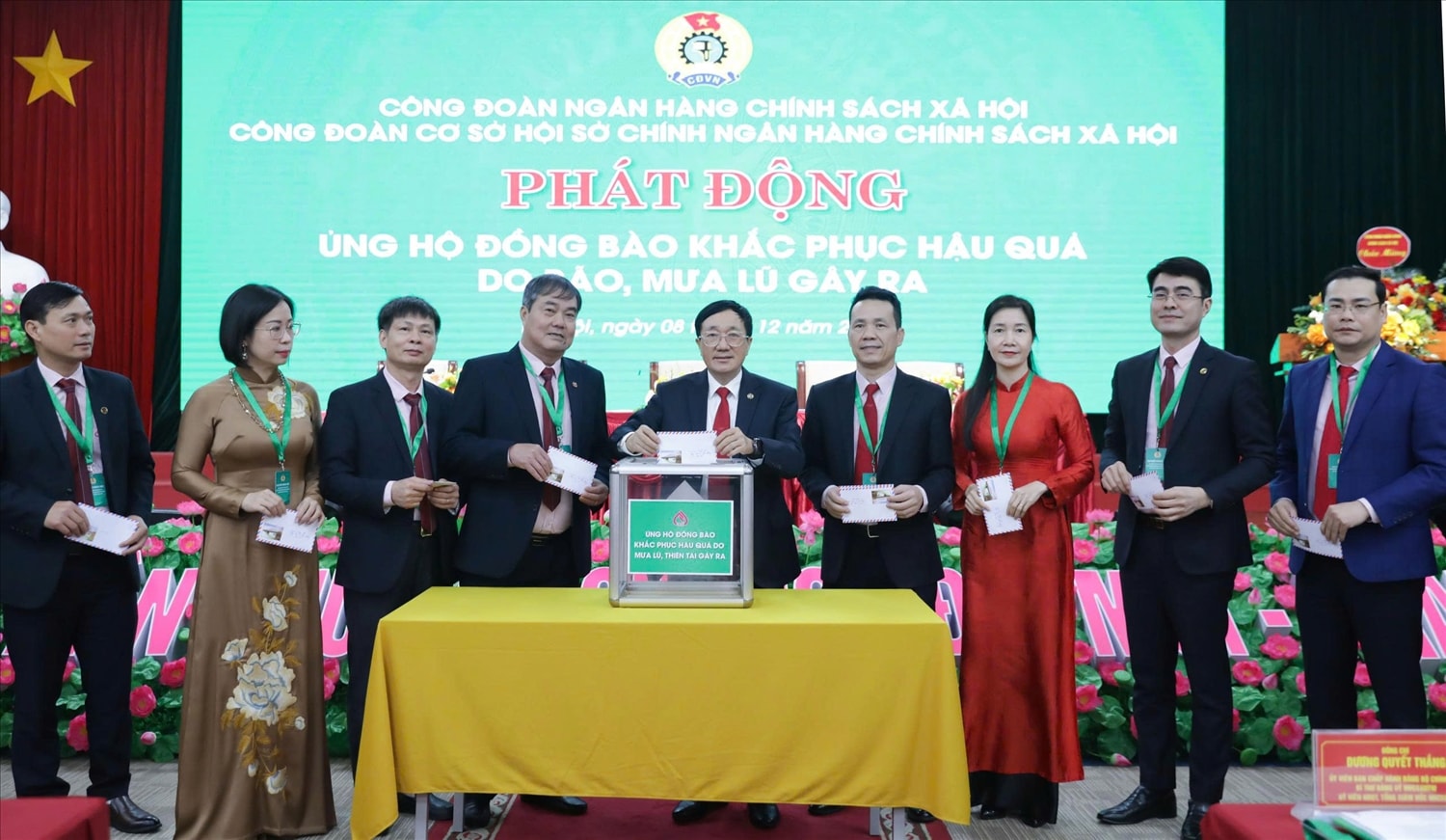 Các đại biểu tham gia ủng hộ đồng bào bị ảnh hưởng bởi thiên tai, mưa lũ