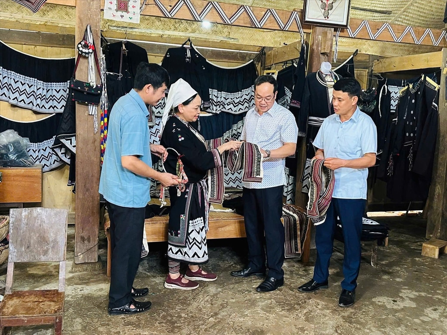 Đồng chí La Hồng Hải, Bí thư Đảng ủy xã trao đổi về công tác bảo tồn văn hóa truyền thống.
