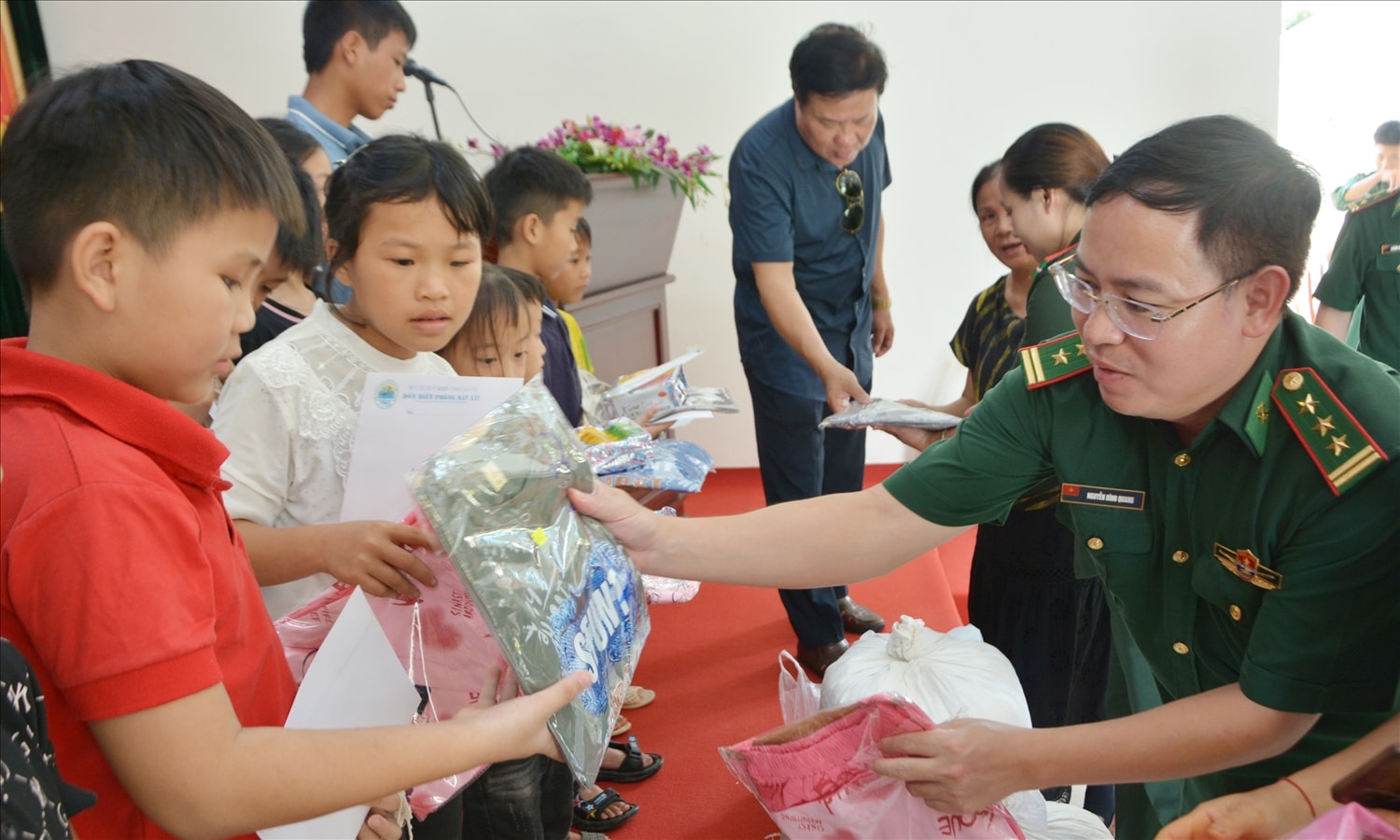 Trao quà cho các em học sinh có hoàn cảnh khó khăn trên địa bàn xã biên giới Bát (Lào Cai) Xát. Ảnh: Trọng Bảo