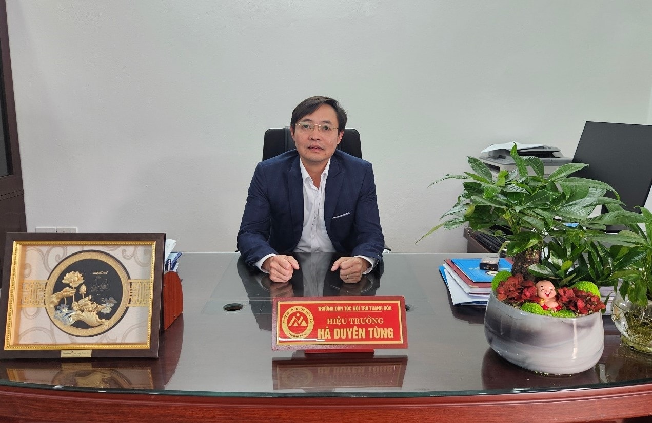 Thầy Hà Duyên Tùng, Hiệu trưởng Trường THPT Dân tộc nội trú Thanh Hóa, chia sẻ niềm tự hào về cựu học sinh Lê Thị Tuyết Nhung. 