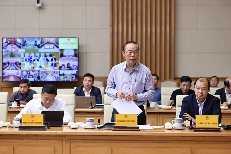 Thủ tướng: Phải thực hiện mục tiêu kép chống khai thác IUU và phát triển nghề cá bền vững- Ảnh 5. Thứ trưởng Bộ Nông nghiệp và Môi trường Phùng Đức Tiến báo cáo tại Phiên họp - Ảnh: VGP/Nhật Bắc
