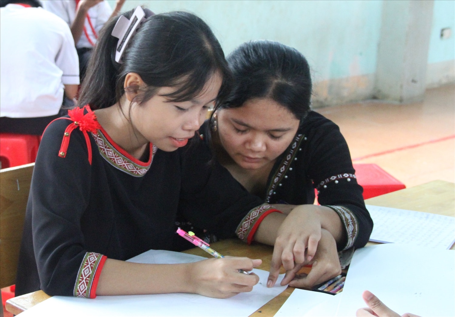 Nhóm học sinh Trường Phổ thông Dân tộc Nội trú THCS Krông Ana chăm chú vẽ tranh tuyên truyền về phòng, chống tảo hôn