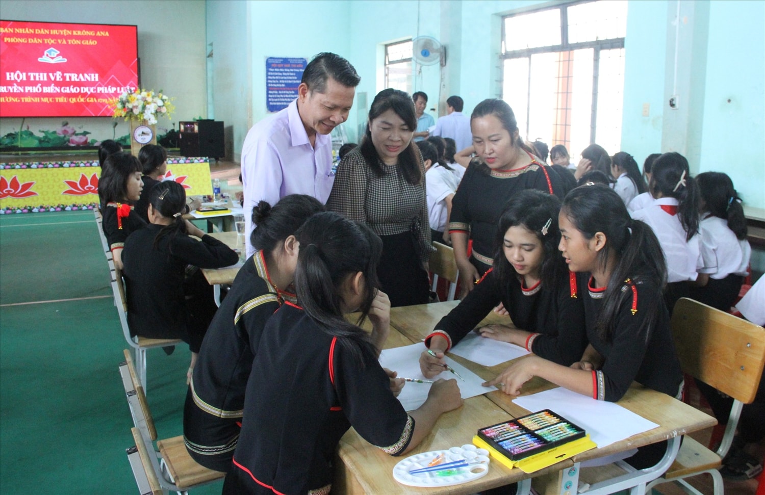 Các thầy cô giáo, đại biểu khảo sát các nhóm tham gia thi vẽ tranh