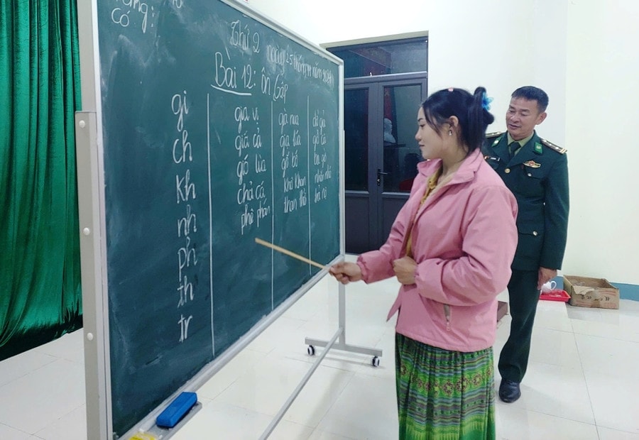 Những bài học thiết thực giúp phụ nữ Mông thuận lợi hơn trong sinh hoạt và giao dịch hằng ngày. Ảnh: Thao Văn Chứ