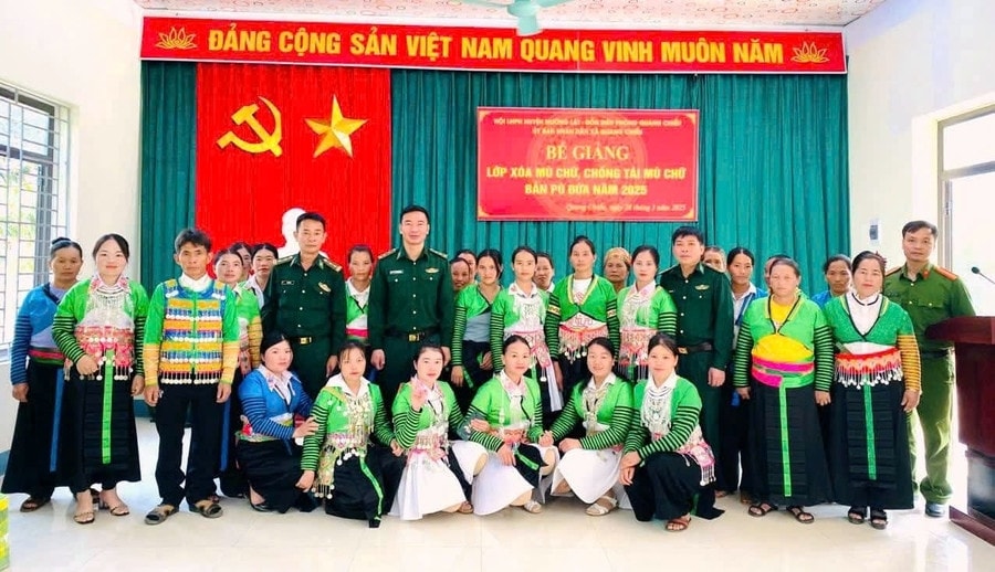 Sự đồng hành của Bộ đội Biên phòng giúp phụ nữ vùng biên tự tin hơn qua từng con chữ. Ảnh: Thao Văn Chứ