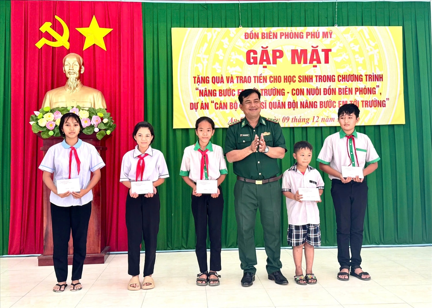 Thượng tá Danh Kim Huol, Chính trị viên ĐBP Phú Mỹ trao học bổng cho các em thuộc Chương trình 