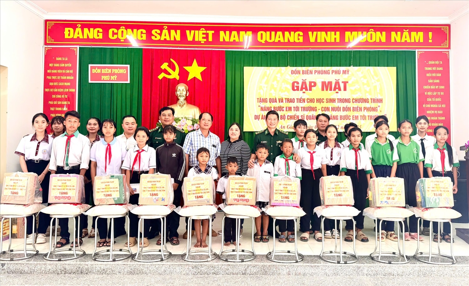 Chỉ huy ĐBP Phú Mỹ  cùng các nhà tài trợ chụp ảnh lưu niệm cùng các em học sinh được nhận quà 