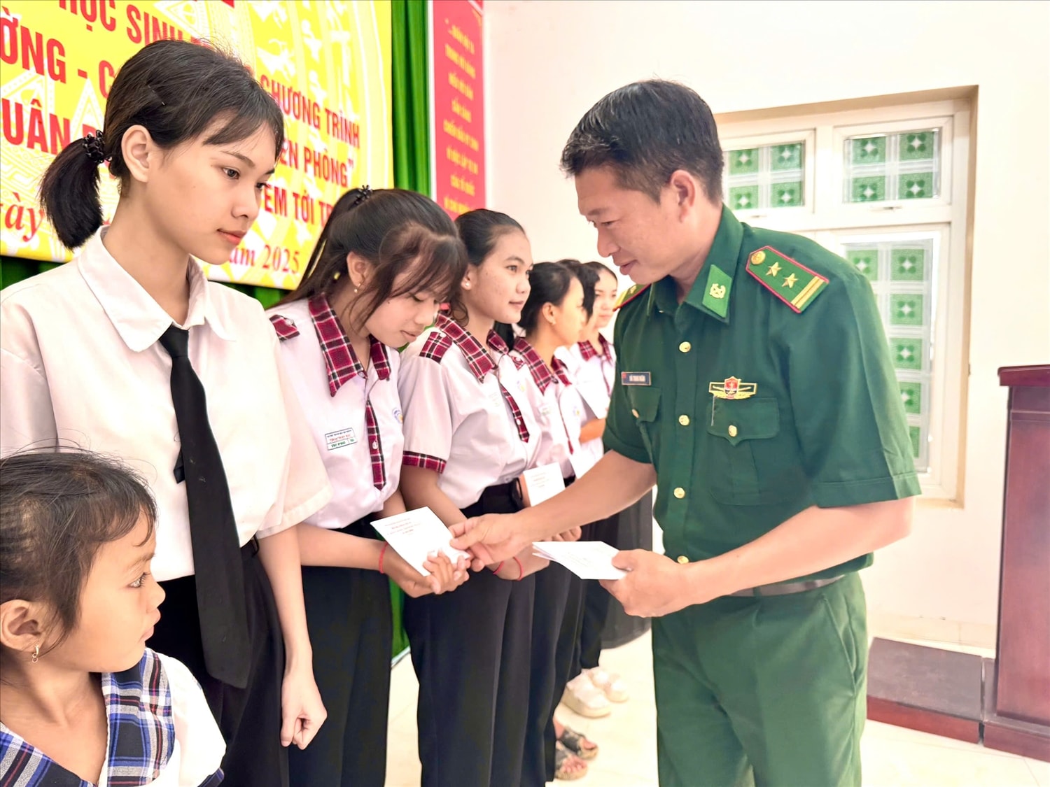 Thượng tá Bùi Thanh Ngàn, Đồn trưởng ĐBP Phú Mỹ trao học bổng Dự án “Cán bộ, chiến sĩ Quân đội nâng bước em đến trường”  - Tiểu Dự án 3, Chương trình MTQG 1719