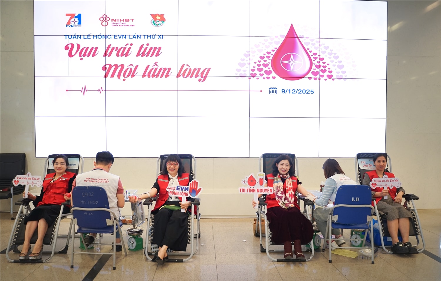 Cán bộ công nhân viên Tập đoàn Điện lực Việt Nam tham gia hiến máu