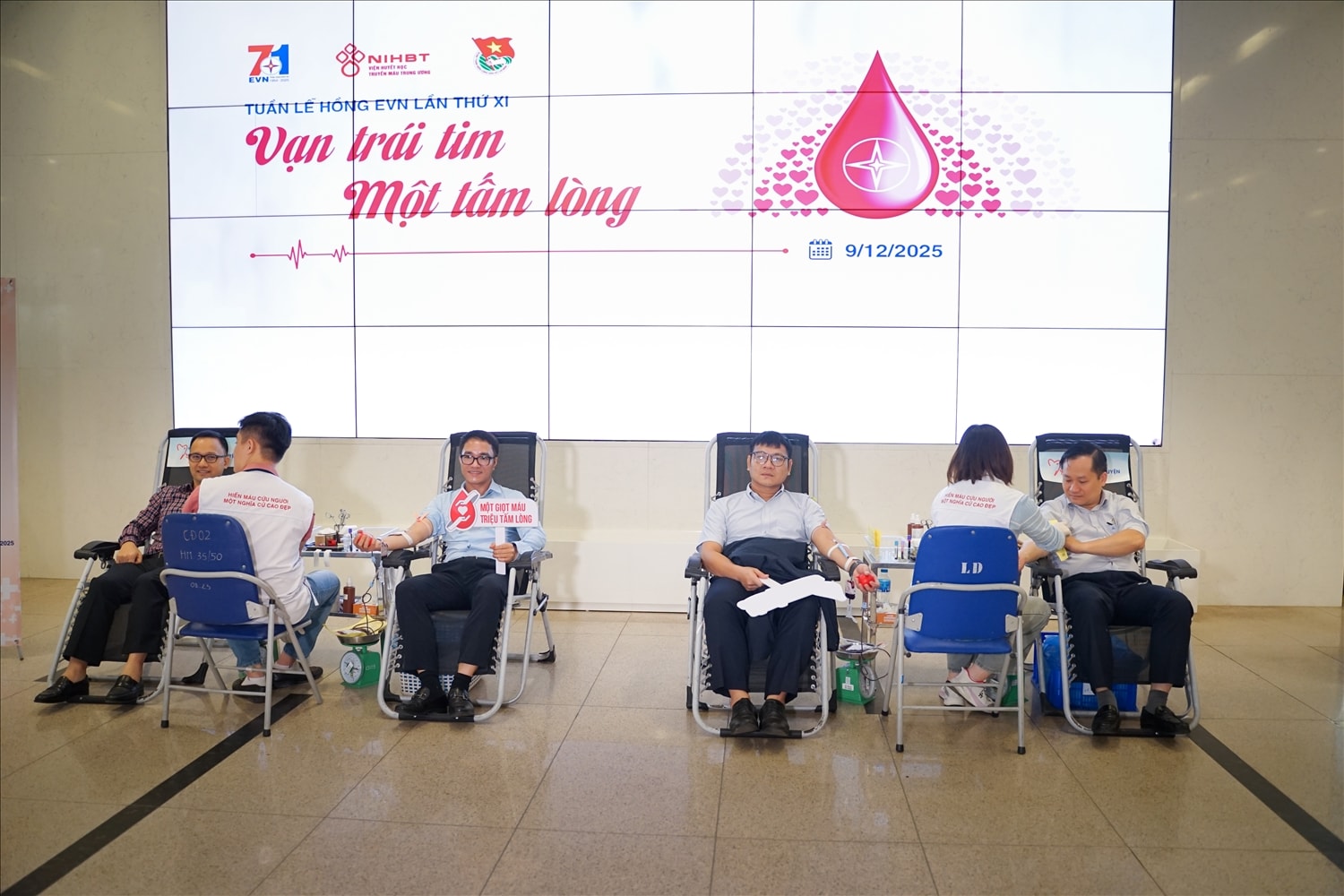 Ông Cao Quang Quỳnh, thành viên Hội đồng thành viên Tập đoàn Điện lực Việt Nam tham gia hiến máu