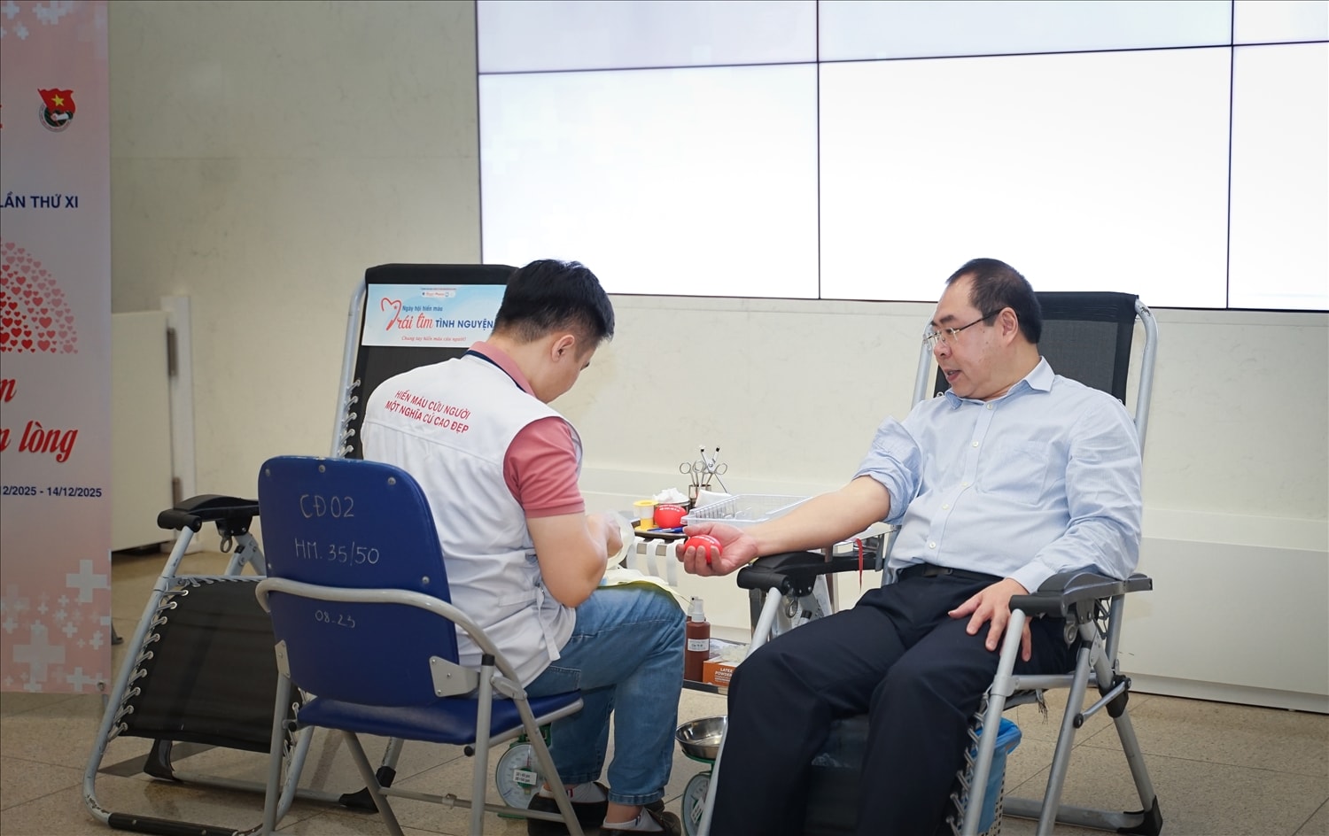 Ông Đỗ Đức  Hùng, Chủ tịch Công đoàn Điện lực Việt Nam tham gia hiến máu