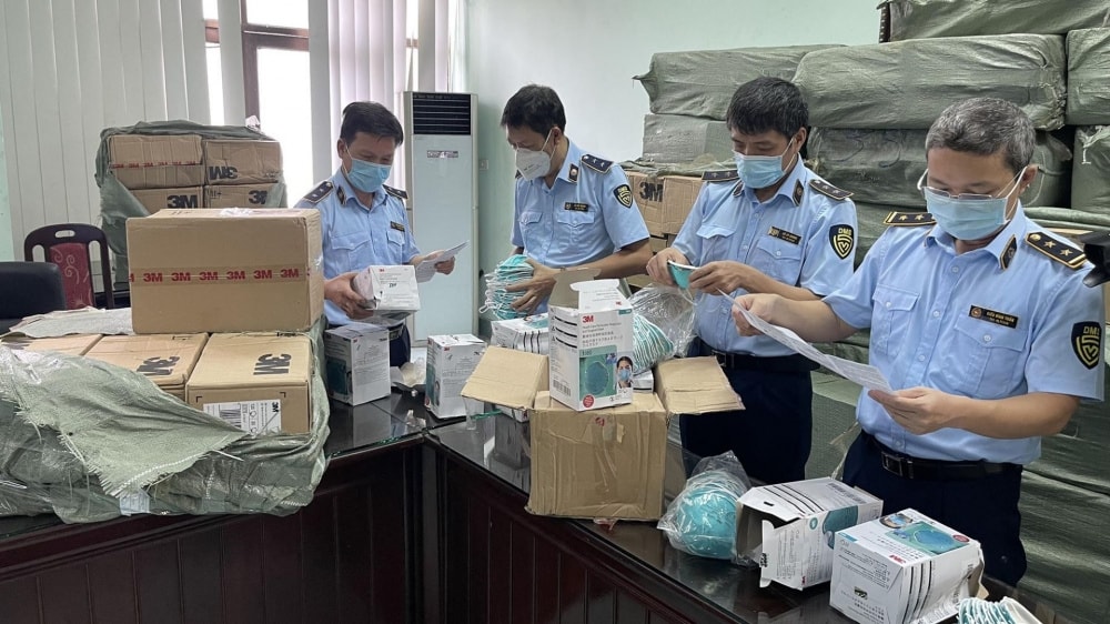 Dù các lực lượng chức năng đã có nhiều quyết tâm điều tra, xử lý hàng nghìn vụ việc, song vấn nạn hàng giả, hàng nhái và gian lận thương mại vẫn đang tồn tại, càng về cuối năm lại thêm phần phức tạp (Ảnh MH)