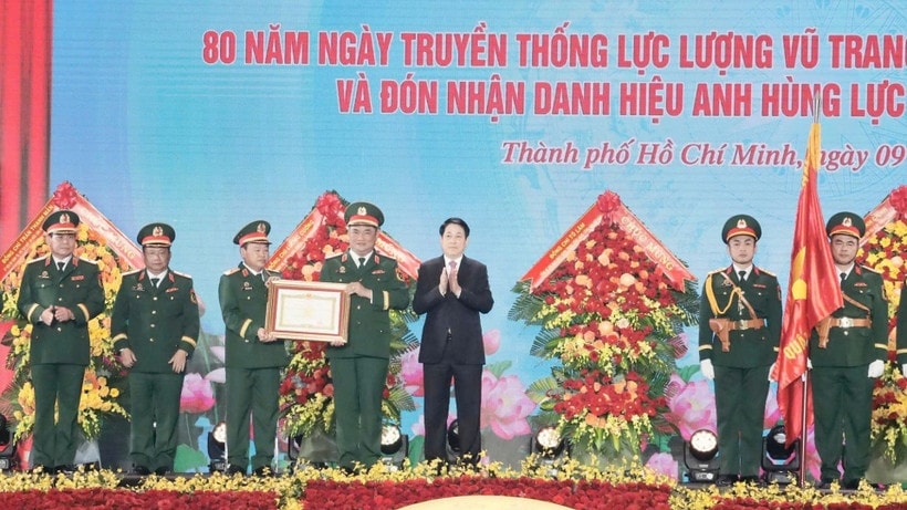 Chủ tịch nước Lương Cường trao danh hiệu Anh hùng lực lượng vũ trang nhân dân tặng Lực lượng vũ trang Quân khu 7. (Ảnh: Xuân Kỳ)