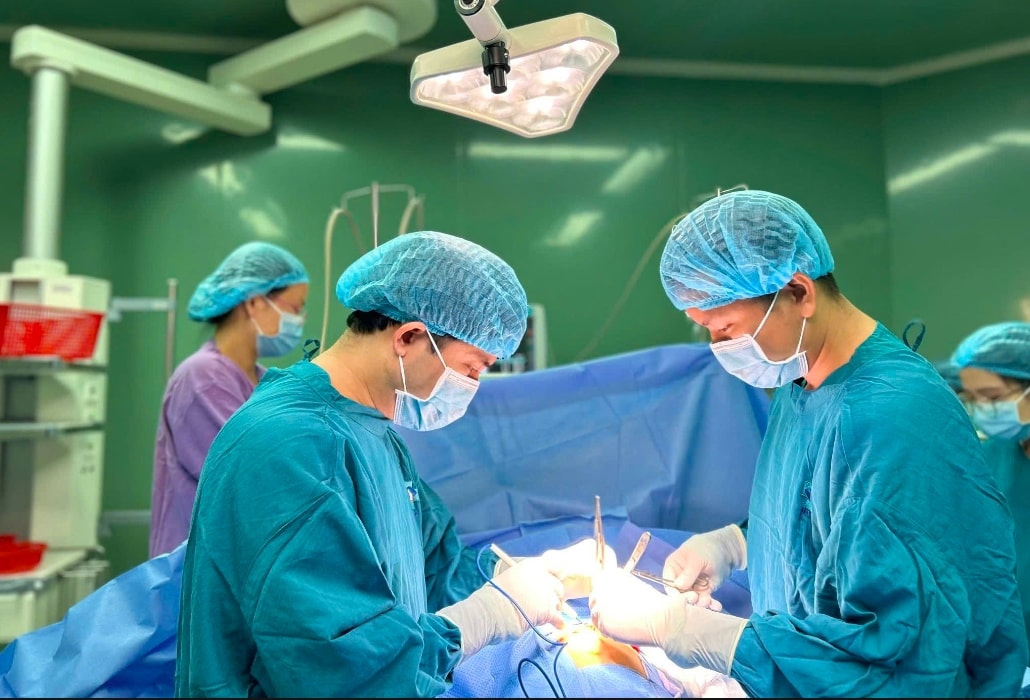 Các bác sĩ đang phẫu thuật lấy búi tốc trong dạ dày cho bệnh nhi 6 tuổi. (Ảnh: Bệnh viện Sản - Nhi  tỉnh Quảng Ngãi cung cấp)