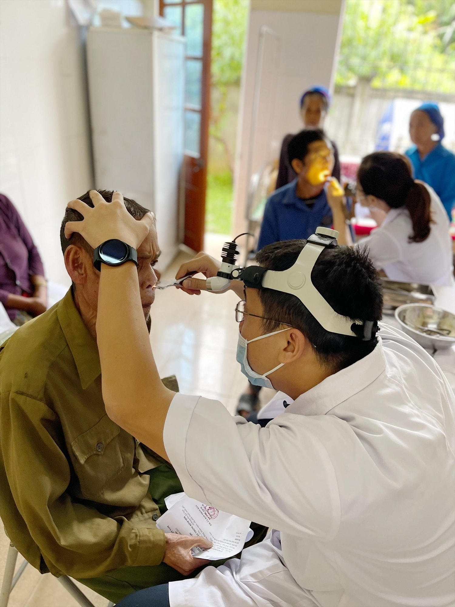 Bác sỹ Bệnh viện Hữu Nghị Đa Khoa Nghệ An khám bệnh cho đồng bào xã vùng cao Keng Đu, tỉnh Nghệ An