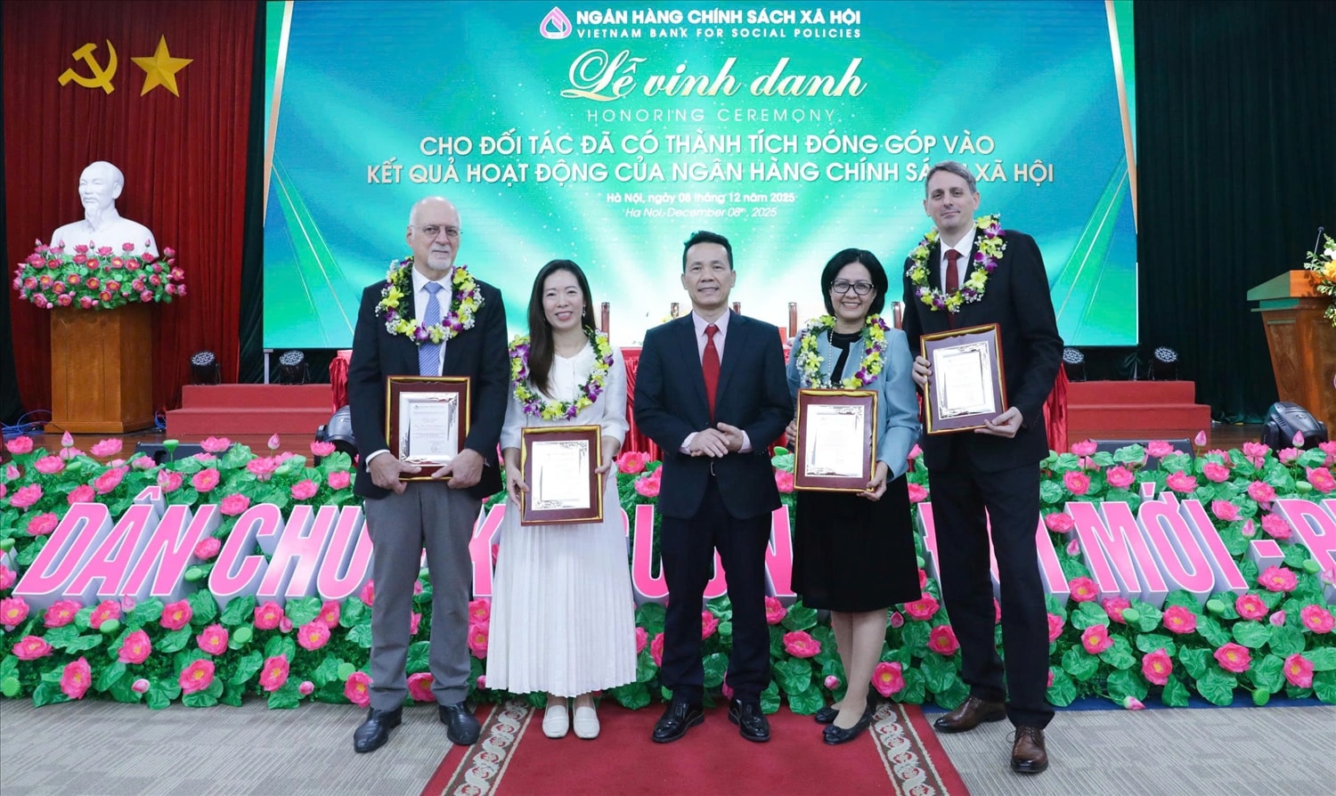 Phó Tổng Giám đốc Ngân hàng CSXH Hoàng Minh Tế trao tặng biểu trưng vinh danh và chúc mừng các cá nhân đến từ Quỹ Châu Á đã có đóng góp vào kết quả hoạt động của Ngân hàng CSXH