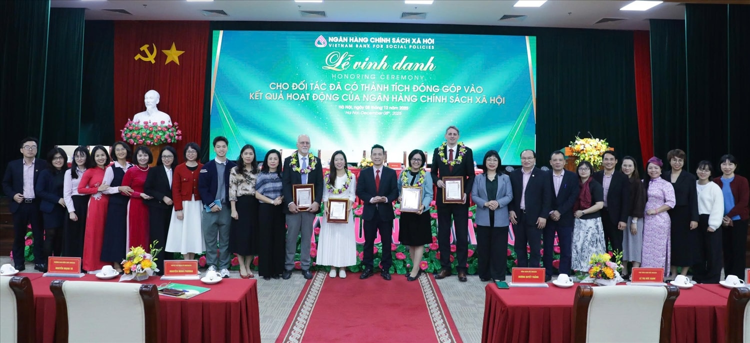 Lãnh đạo Ngân hàng CSXH và đại diện các tổ chức đối tác chụp ảnh lưu niệm tại Lễ vinh danh những đơn vị có đóng góp vào kết quả hoạt động của Ngân hàng CSXH